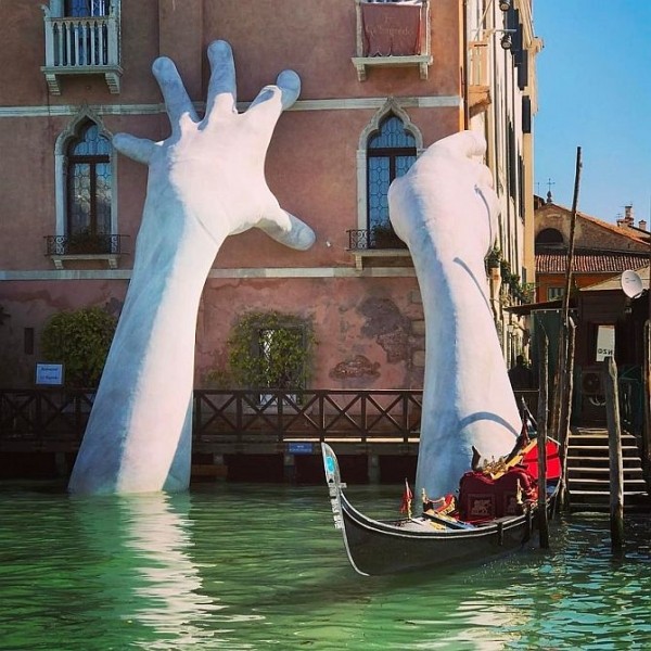 2eea5b9554ec838fbdec8fd12800486e - Скульптура «гигантские руки из воды» в Венеции, Италия