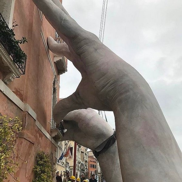 44a9bedeb12cea544858401a86d42087 - Скульптура «гигантские руки из воды» в Венеции, Италия