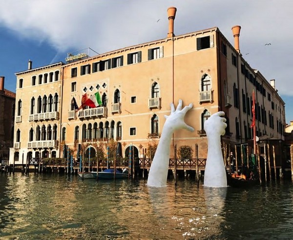 4de65e56e2b9f63eb58f39ce5e73b1a5 - Скульптура «гигантские руки из воды» в Венеции, Италия