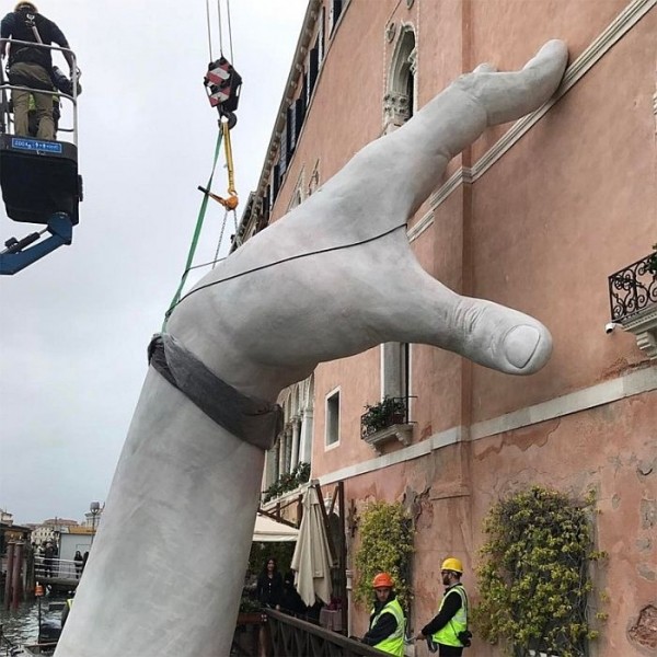 7148fded5a732e4ab76474b8ac39afb5 - Скульптура «гигантские руки из воды» в Венеции, Италия