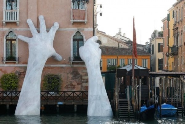 8eb29438fe5a675828757426dc29e2b9 - Скульптура «гигантские руки из воды» в Венеции, Италия