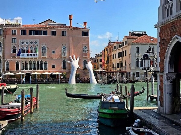 99ca6a8514f07328b10c4515f02b3d47 - Скульптура «гигантские руки из воды» в Венеции, Италия