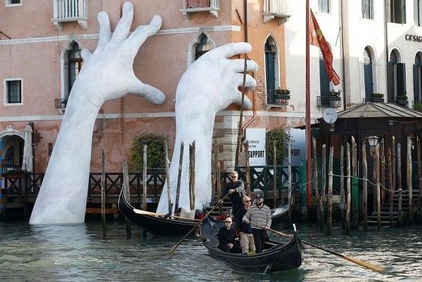 9e1432d838c7baad0c275aa5608bc222 - Скульптура «гигантские руки из воды» в Венеции, Италия