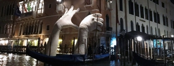 ba72bf5f32a0778f0bf898bb35c65a88 - Скульптура «гигантские руки из воды» в Венеции, Италия