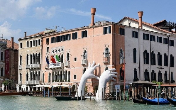 c35966395f4481a954597630a3e03a8d - Скульптура «гигантские руки из воды» в Венеции, Италия