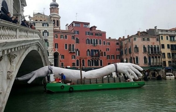 cb5c6ef4a1a5a2eb94967d517851f7db - Скульптура «гигантские руки из воды» в Венеции, Италия