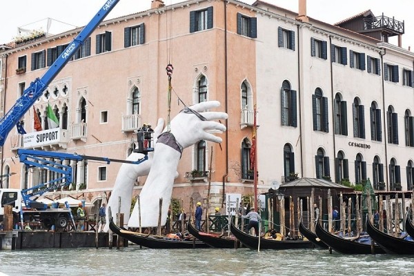 cf36bb44283f5fbcf2049c8fa998dfac - Скульптура «гигантские руки из воды» в Венеции, Италия