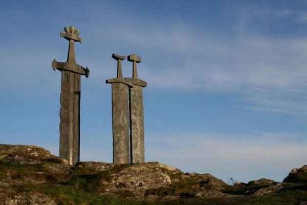 0a54103b5c8bdd0d673c277d0b7e2d3e - Памятник Мечи в камне (Sverd i fjell) в Норвегии