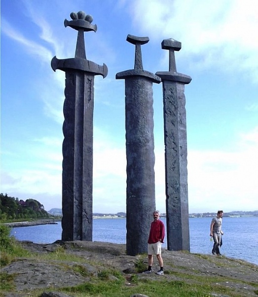 0bd12a6674c6b813ebf05acd891819b4 - Памятник Мечи в камне (Sverd i fjell) в Норвегии