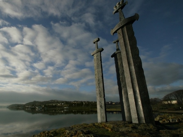 17599570cc911f9e39d1eb5e48d05db2 - Памятник Мечи в камне (Sverd i fjell) в Норвегии