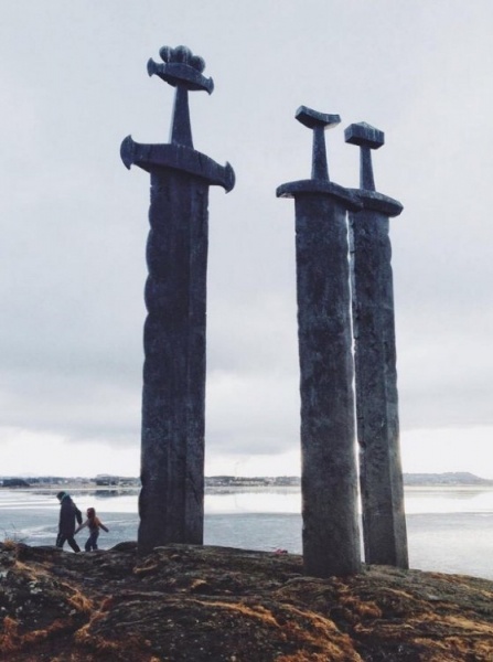 23480c41bf7bc90bccafc553e7046da6 - Памятник Мечи в камне (Sverd i fjell) в Норвегии
