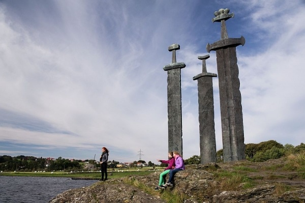 2b34479191ba89e185d6e712cb1c3a77 - Памятник Мечи в камне (Sverd i fjell) в Норвегии
