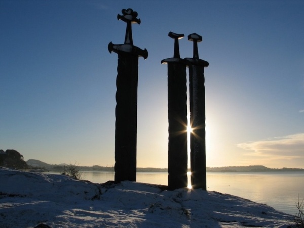 30574ff7e83c411f14b9d53f590e0bb3 - Памятник Мечи в камне (Sverd i fjell) в Норвегии
