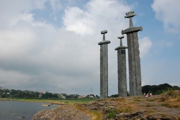 4aaa01e18911c3ce05d299bb8a7d9800 - Памятник Мечи в камне (Sverd i fjell) в Норвегии