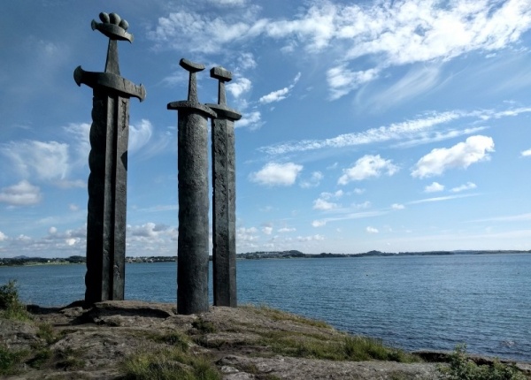 6b95356e94ab586b5558070f57121e06 - Памятник Мечи в камне (Sverd i fjell) в Норвегии