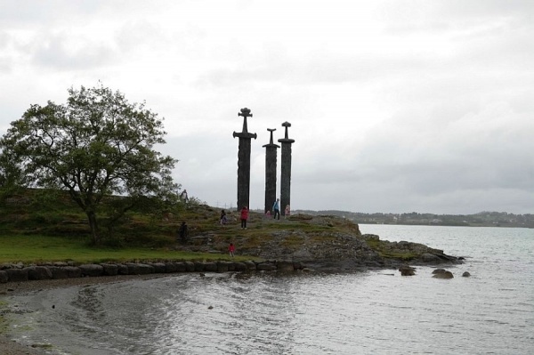 8a1d8bcd8fc85da677c9dd9c98514317 - Памятник Мечи в камне (Sverd i fjell) в Норвегии