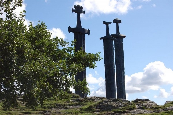 e0863496778a1c4607c615e55f0427bb - Памятник Мечи в камне (Sverd i fjell) в Норвегии