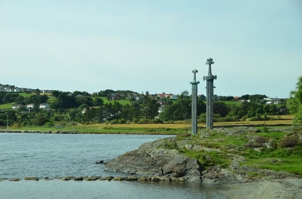 e475a52af2960083dbe0c3fbe38b1476 - Памятник Мечи в камне (Sverd i fjell) в Норвегии