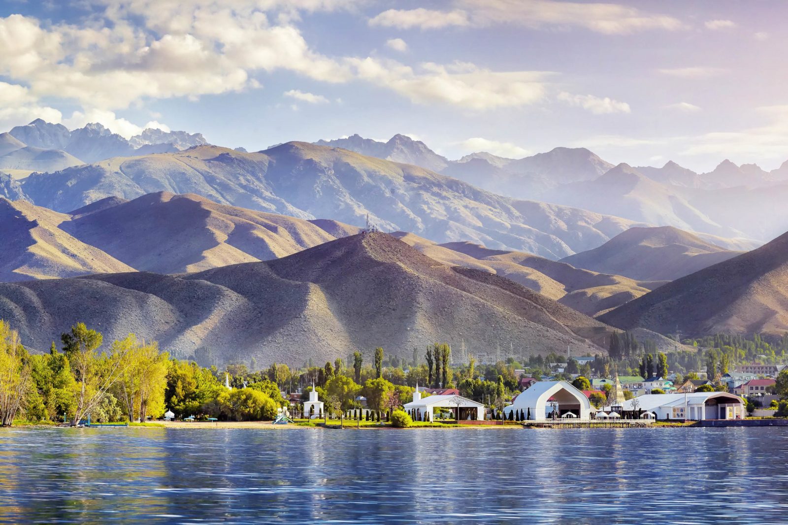 Issyk Kul Kirgiziya - Blick auf die faszinierende Berglandschaft am Issyk Kul See, Kirgistan